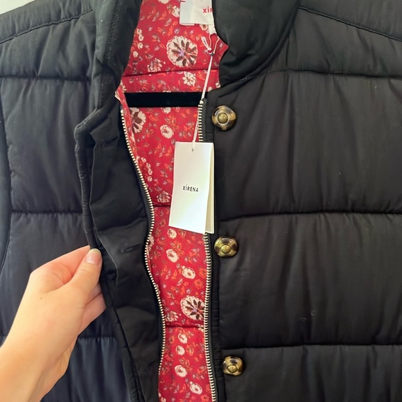 XIRENA reversible “hunter puffer vest” size medium - Picture 7 of 9